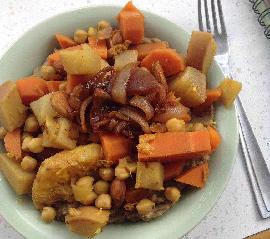 Carottes, navets et pois-chiches à l’orange et aux épices, écrasé de patate douce au sésame et oignons confits